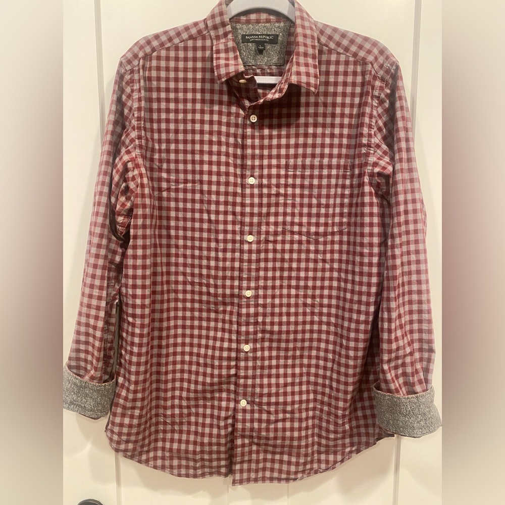 Men’s banana republic red and gray checkered button down. Size L.